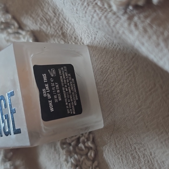 IL Makiage Woke Up Like This Flawless Base Foundation Natural Matte. Shade 035 - Picture 3 of 4